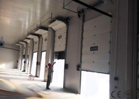 重型工業(yè)提升門在哪里買？-廣州奇翔